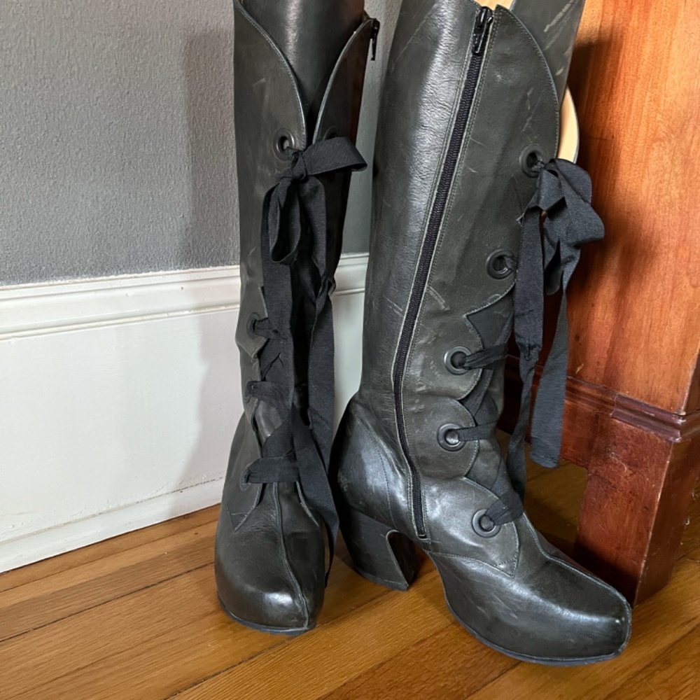 John Fluevog Platform with 2" Heel Hip Soft Black Full Calf Lace Tie 9.5